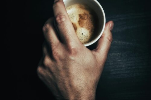 Męski poranek i poranna rutyna bez stałych godzin