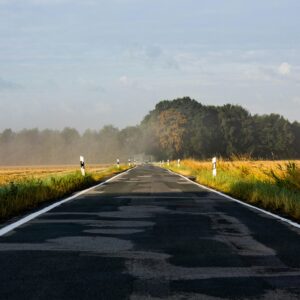 „Prosta droga prowadząca w stronę horyzontu – symbol drogi do prostszego życia