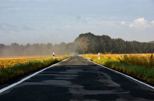 „Prosta droga prowadząca w stronę horyzontu – symbol drogi do prostszego życia