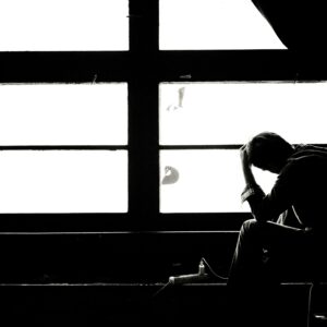 Obraz mężczyzny siedzącego w cieniu – metafora ukrytego strachu