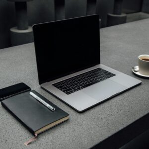 biurko z laptopem, notesem i kawą – planowanie i techniki samorozwoju