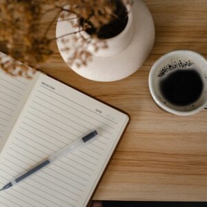 Minimalizm w codzienności – kawa, notatnik i chwila refleksji