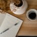 Minimalizm w codzienności – kawa, notatnik i chwila refleksji