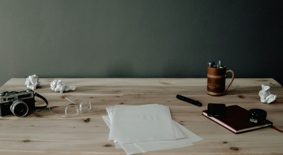 Biurko z nieuporządkowanymi przedmiotami – punkt wyjścia do minimalizmu