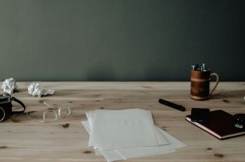 Biurko z nieuporządkowanymi przedmiotami – punkt wyjścia do minimalizmu