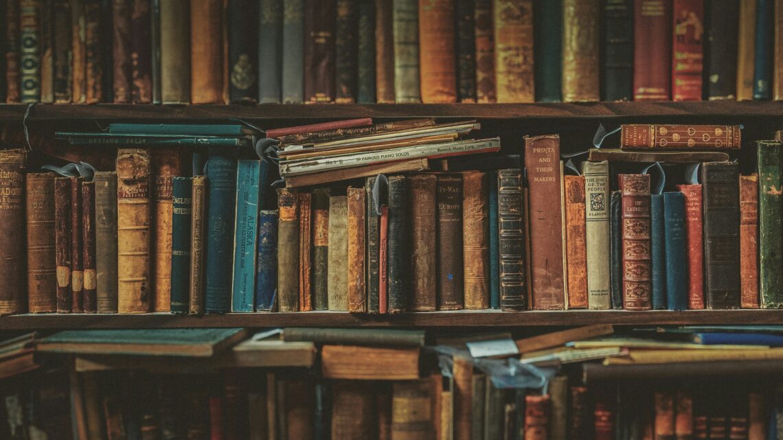 Stara biblioteczka pełna książek w skórzanych oprawach