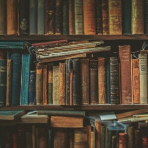 Stara biblioteczka pełna książek w skórzanych oprawach