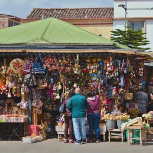 Kolorowe stoisko z wakacyjnymi pamiątkami na bazarze