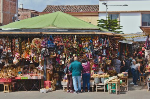 Kolorowe stoisko z wakacyjnymi pamiątkami na bazarze