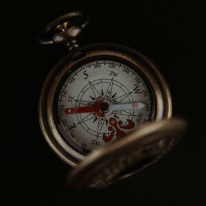 Kompas jako metafora drogi do spokoju – jak znaleźć spokój mimo codziennego chaosu.