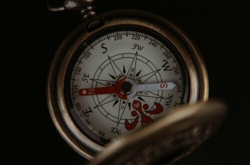 Kompas jako metafora drogi do spokoju – jak znaleźć spokój mimo codziennego chaosu.
