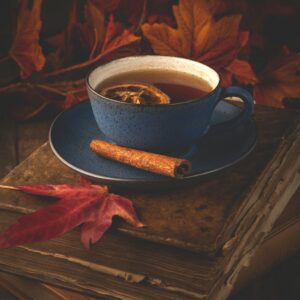 Kubek herbaty z cytryną i cynamonem w jesiennym otoczeniu – naturalne sposoby na odporność