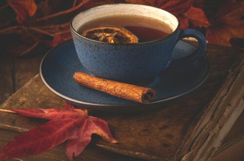 Kubek herbaty z cytryną i cynamonem w jesiennym otoczeniu – naturalne sposoby na odporność
