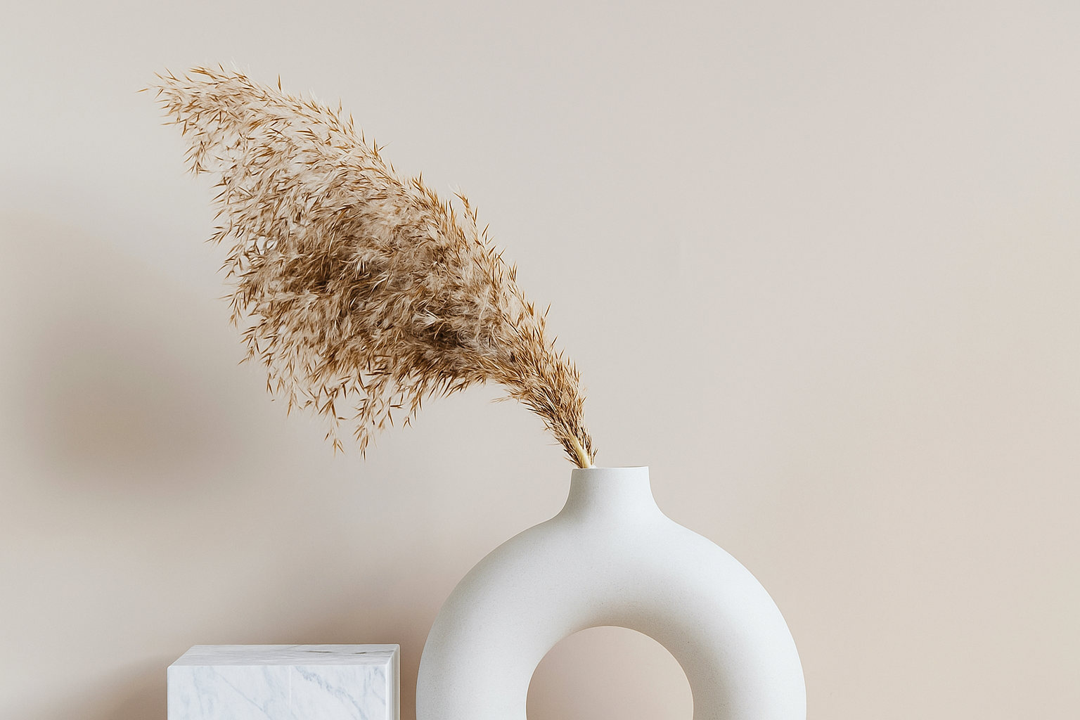 Minimalistyczna dekoracja symbolizująca zasady minimalizmu