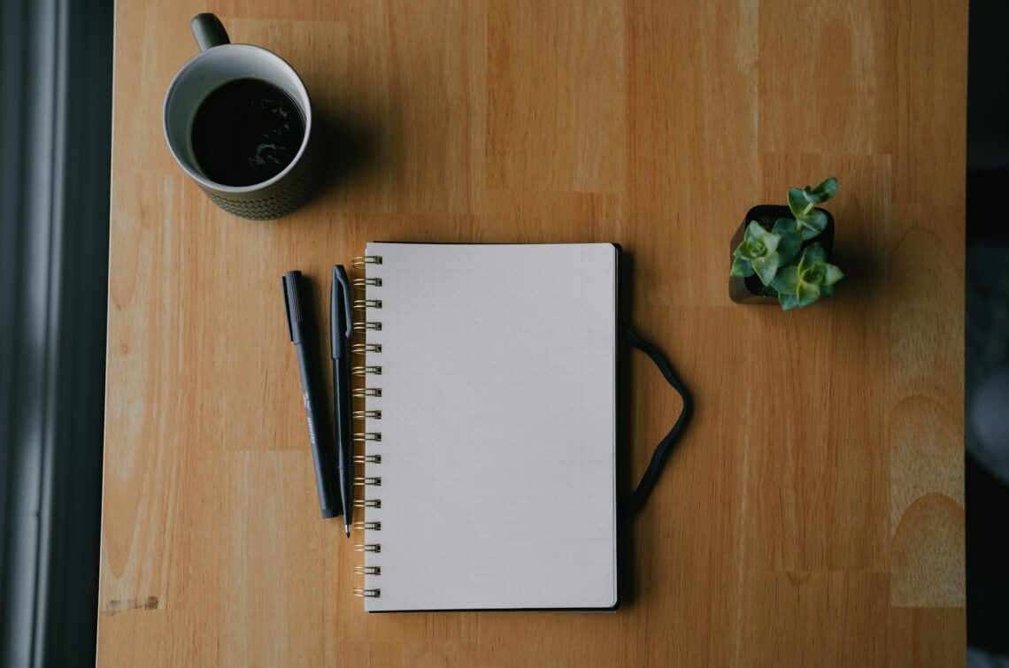 podsumowanie roku 2025 – notes na biurku i spokojna refleksja
