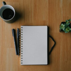 podsumowanie roku 2025 – notes na biurku i spokojna refleksja