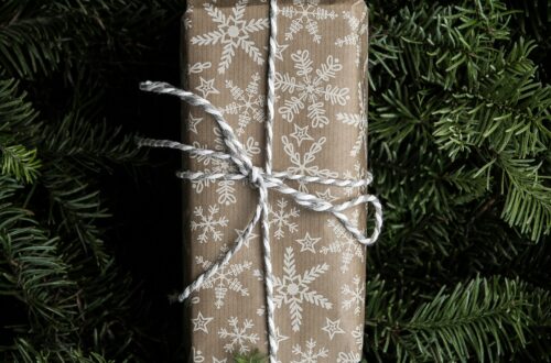 Minimalizm na święta - ekologicznie zapakowany prezent na gałązkach choinki