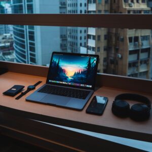 Początek roku – stanowisko pracy z laptopem i telefonem przy oknie