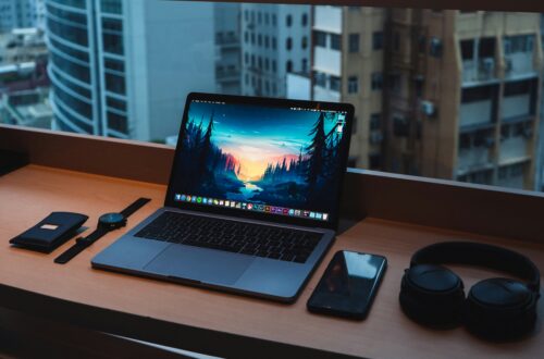 Początek roku – stanowisko pracy z laptopem i telefonem przy oknie